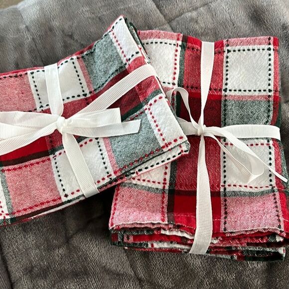 Set of 5 Bold & Vibrant White Green Red Plaid Cotton Cloth Christmas Napkins - Picture 4 of 16